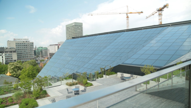 The roof of the Confederation of Danish Industries building is covered in solar panels. 